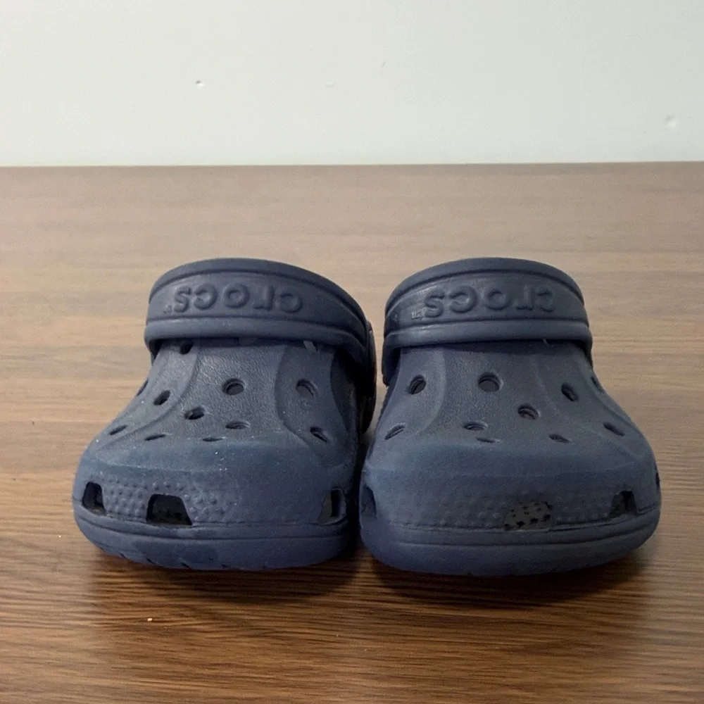 CROCS Kids Dark Blue Clogs size 4/5‎